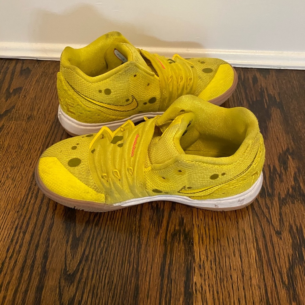 Nike Kyrie Collector’s Spongebob kids size 13